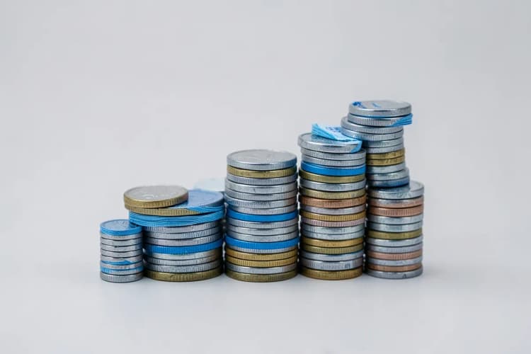 Um gráfico de barras ascendente feito de moedas e notas de dinheiro, simbolizando crescimento financeiro.