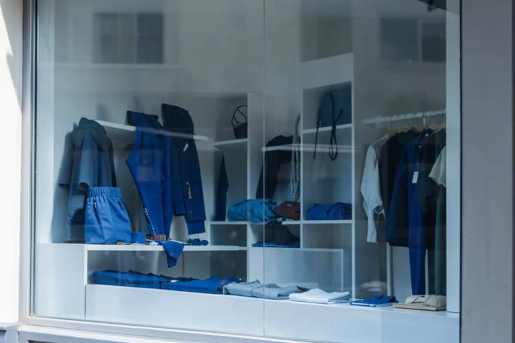 Uma vitrine de loja com diversos produtos organizados, com o logo do WhatsApp sutilmente integrado.