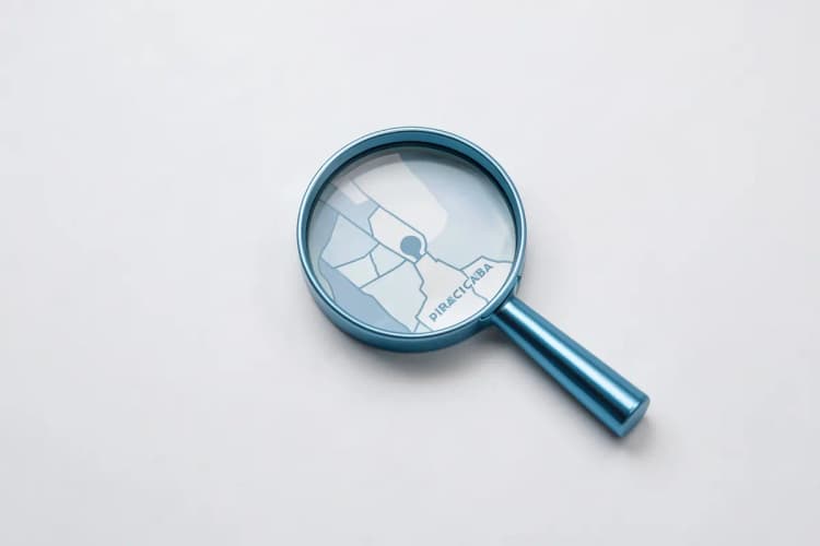 Uma lupa sobre um mapa de Piracicaba, indicando a busca por localização.