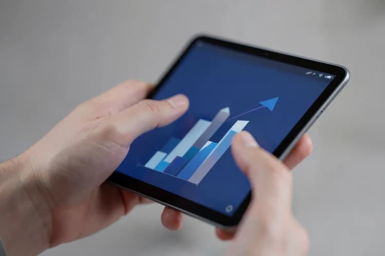 Gráfico de crescimento de vendas em um tablet.
