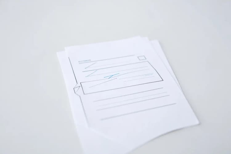 Uma lista de verificação com itens marcados e outros pendentes, representando os passos para a reforma de um e-commerce.