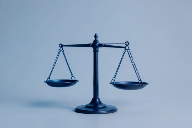 Uma balança com um lado mais pesado que o outro, simbolizando a necessidade de equilíbrio e ajuste em um e-commerce.