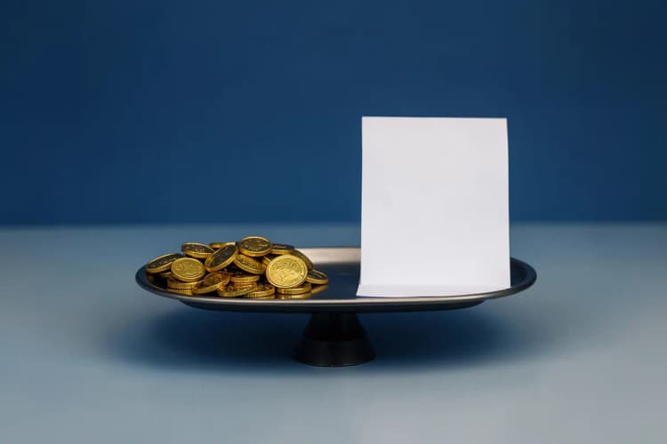 Balança de justiça com moedas de ouro de um lado e um contrato de serviço do outro, representando o custo versus o valor de uma agência de marketing