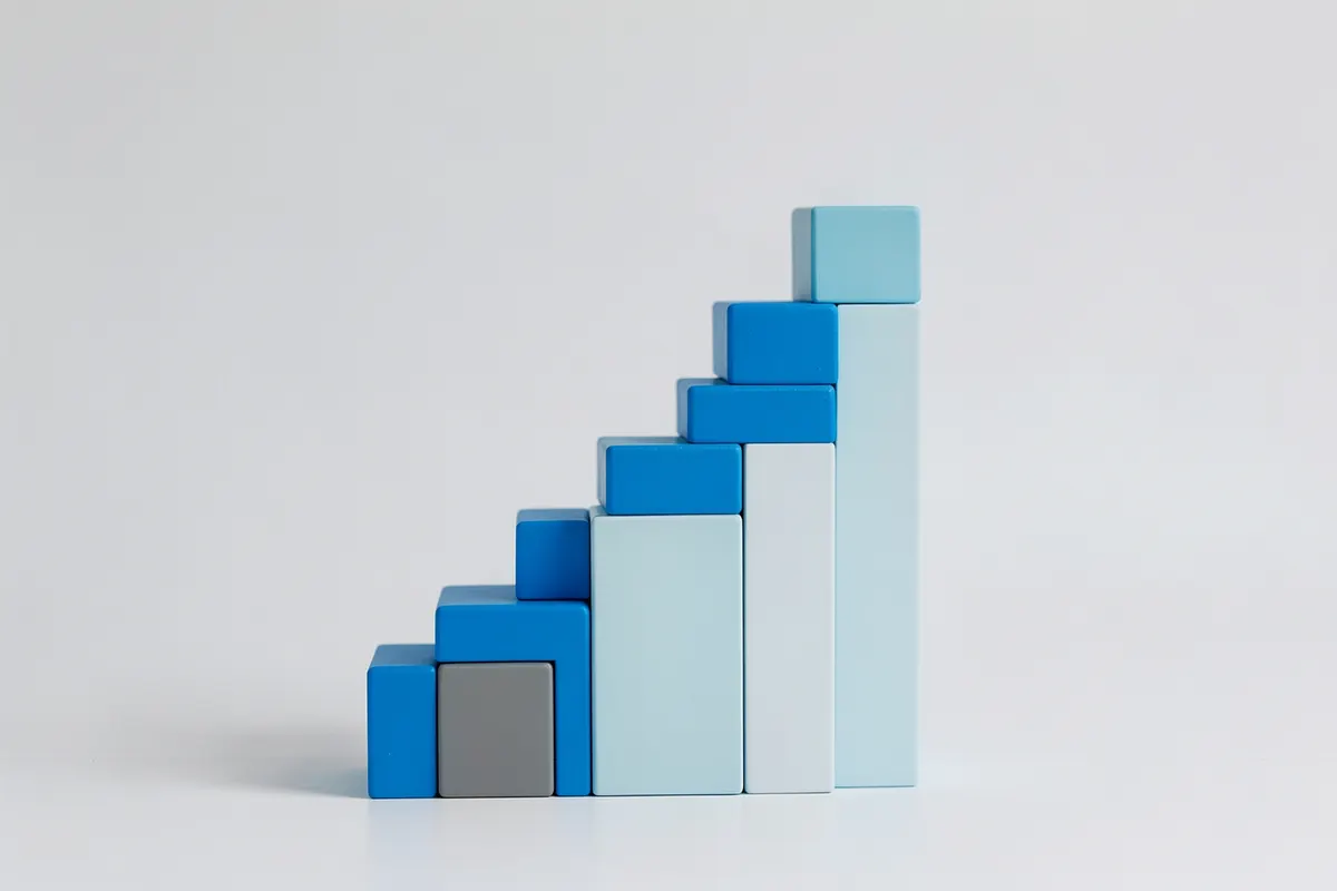 Gráfico de barras ascendente feito de blocos de construção coloridos, representando o sucesso e o crescimento alcançados com uma agência de marketing